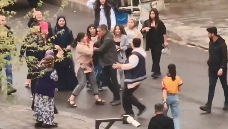 Adliye Önünde Tekmeli Yumruklu Kavga: Gerilim Dolu Anlar Kameralara Yansıdı