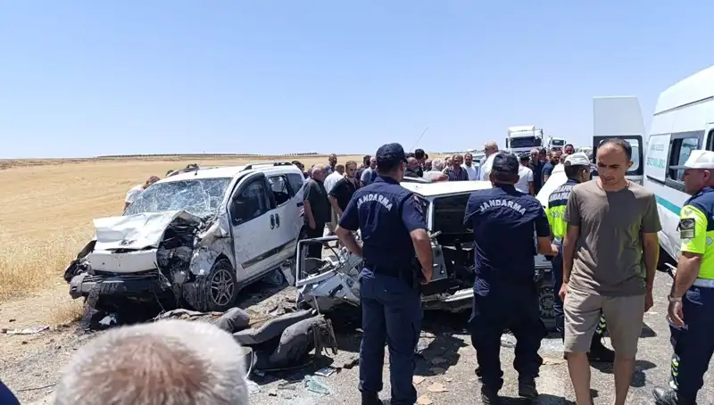 Otomobil ve Hafif Ticari Araç Çarpıştı: Korkunç Kaza Sonrası 4 Can Gitti