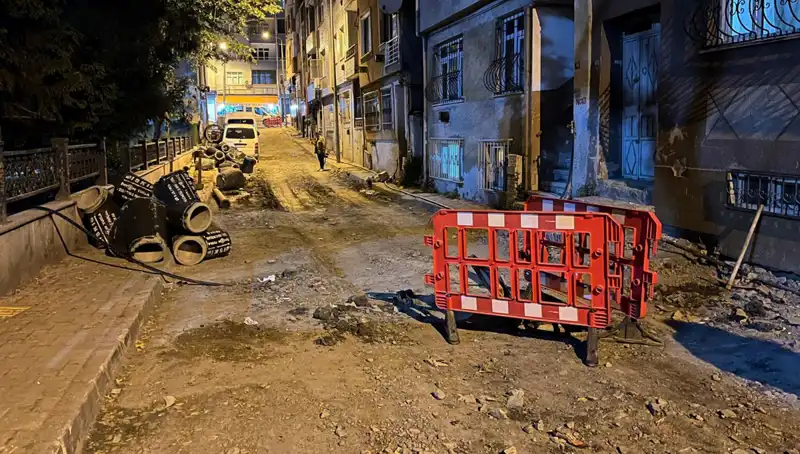 Bayrampaşa’da Altyapı Çalışmalarında Kan Gösteren Rögar Kapağı Patladı!