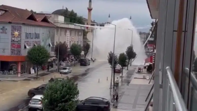 Aniden Patlayan İçme Su Hattı: Şehirde Su Fışkırdı, Hayat Durdu!