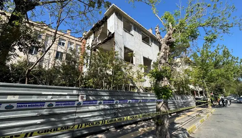 Bakırköy'de Metruk Bina Depremle Kısmen Çöktü: İhmalin Bedeli