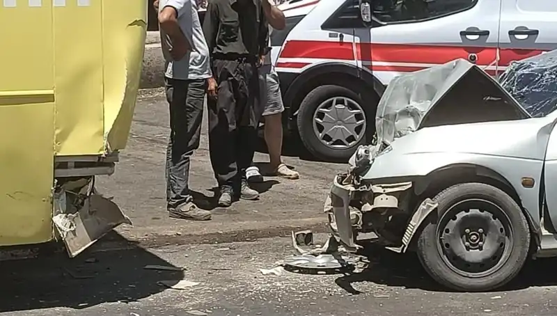 Halk Otobüsü ile Araç Çarpıştı: Kavşakta Büyükanne ve Torun Yaralandı