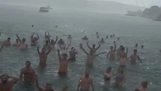 İstanbul’da Yağmura Rağmen Bebek'te Plaj Keyfi: Onlarca Kişi Denize Girdi