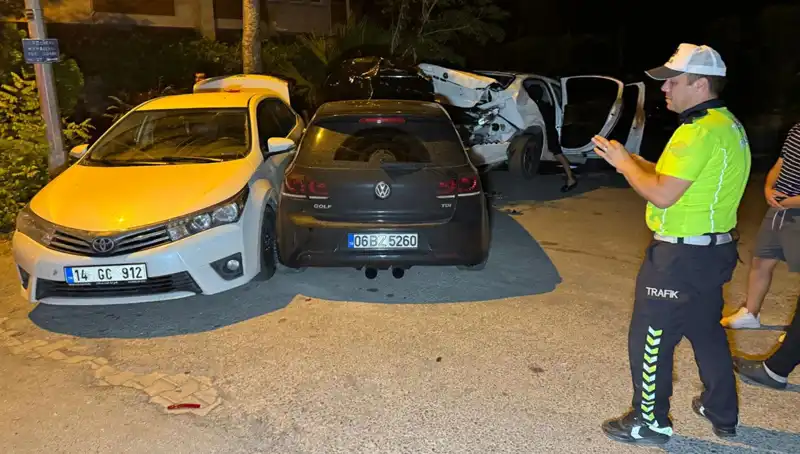 Alkollü Sürücü Sokağı İkiye Ayırdı: Üç Araç Birden Hasar Gördü