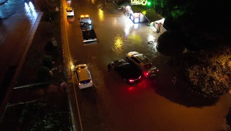 Adana'da Sağanak Yağış Hayatı Olumsuz Etkiledi: Caddeler Sular Altında Kaldı
