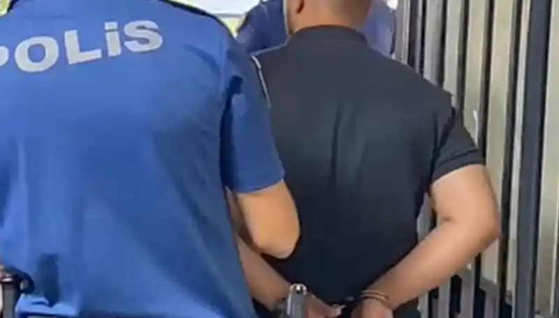 İzmir'de Polise Saldırıp Kaçmaya Çalışan Şahıs Yakalandı