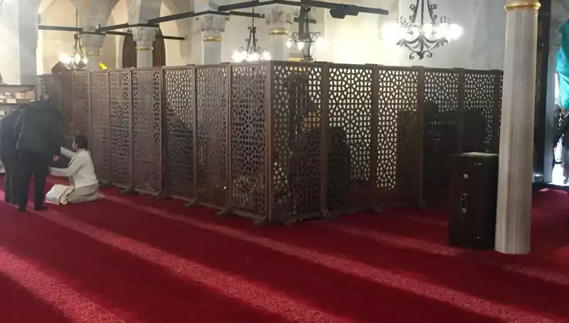 Kadın ve Erkeklerin Yan Yana Teravih Namazı Kılması: Sosyal Medyada Tartışma Konusu