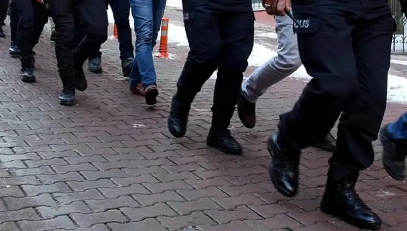 Antalya'da Dev Silah Kaçakçılığı Operasyonu: 10 Gözaltı ve Çok Sayıda Silah Ele Geçirildi