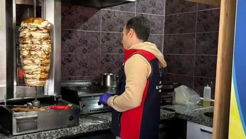 Tavuk Döner Alarmı: Türkiye’nin Fast Food Zincirlerine Baskınlar Hız Kesmeden Devam Ediyor