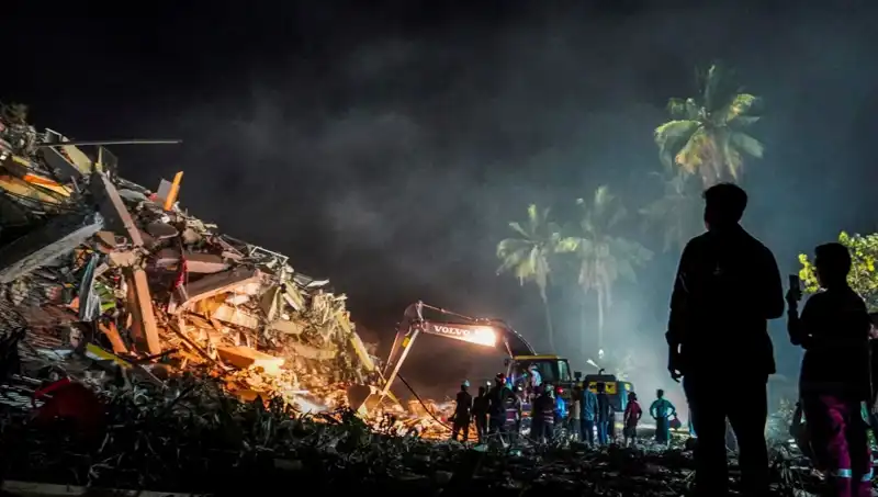 Myanmar'da Üç Gün Sonra Enkaz Altından Çıkan Kişi Hayatını Kurtardı