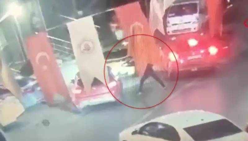 Otomobildeki Genç, Kurşun Yağmuruna Hedef Oldu: Olayın Ardındaki Gizem Ne?