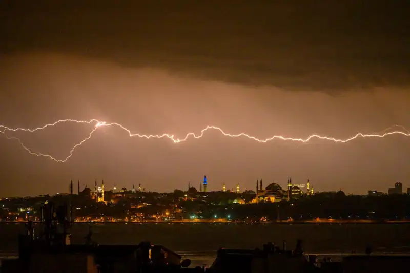 İstanbul’da Hava Durumu Şoku: 22 Derecelik Sıcaklık Düşüşü ve Kar Beklentisi