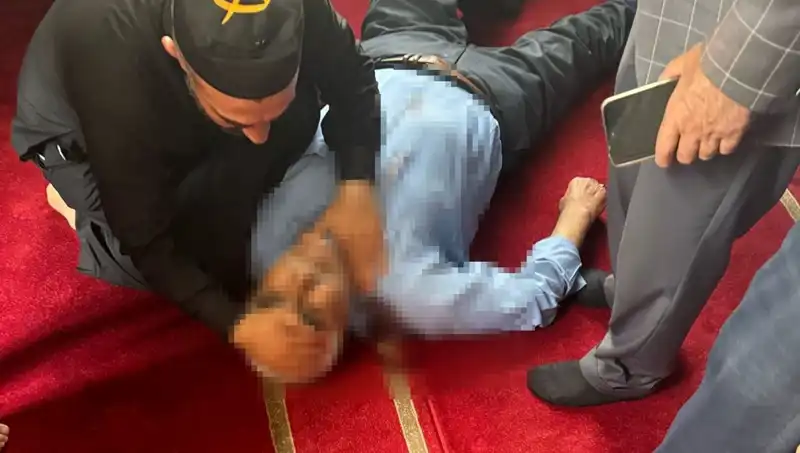 Camide Namaz Kılarken Bıçaklanan Adamın Hayatta Kalma Hikayesi