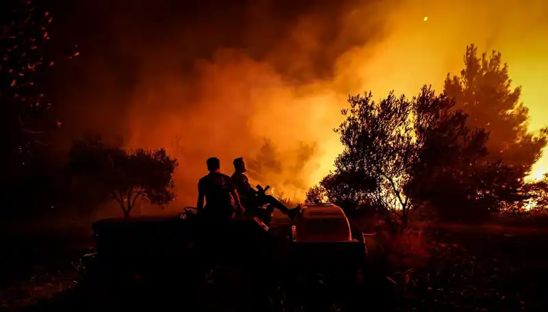 Çanakkale'de Sıcak Havada Büyüyen Orman Yangını: 785 Kişi Tahliye Edildi