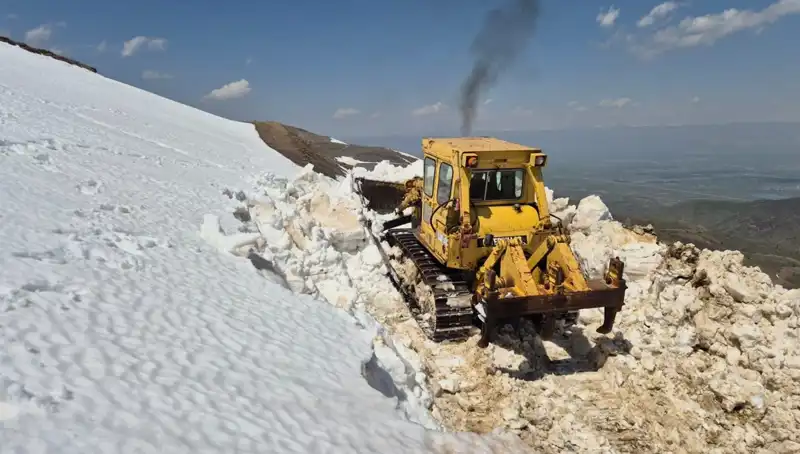 Nisan Ayında 2 Metreyi Bulan Kar: Yol Açma Çalışmaları Tüm Hızıyla Devam Ediyor