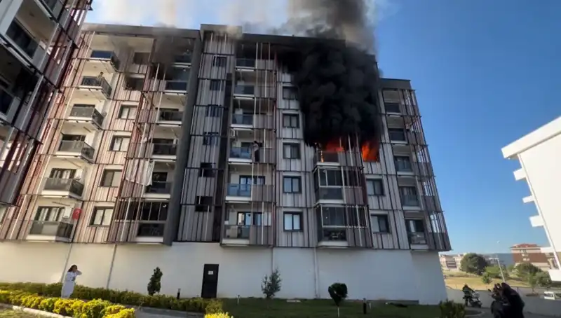 Çanakkale'de Gece Yarısı Yangın Paniği: Mahalleli Uykusuz Kaldı