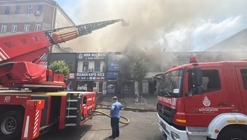 Ümraniye Oto Sanayi Sitesinde Korkutan Yangın: 20 Araç Tophanede Alev Alev Yandı!