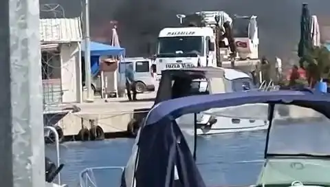 Tuzla'daki Balıkçı Barınağında Korkutan Lastik Yangını: Olay Anında Neler Yaşandı?
