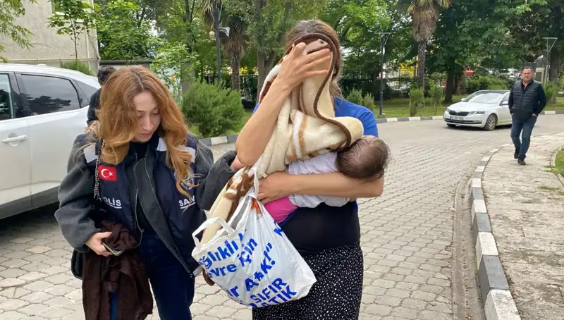 Evlerden Hırsızlık Yapan Kadın, Güvenlik Kameraları Sayesinde Yakalandı