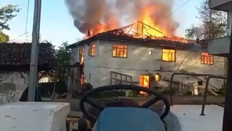 İki Katlı Evde Çıkan Yangın, Tüm Mahalleyi Korkuttu