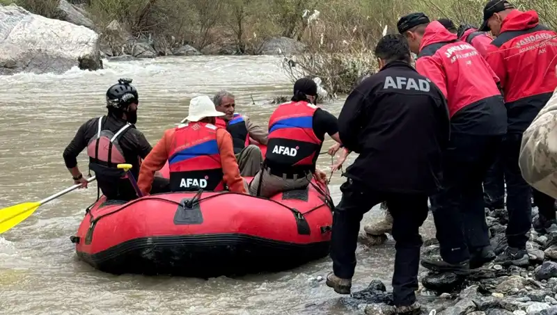 Zap Suyu Kenarında Mahsur Kalan 4 Kişi İtfaiye Ekipleri Tarafından Kurtarıldı