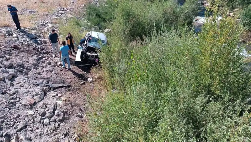Sivas'ta Otomobil Dere Yatağına Uçtu: İki Hayat Kaybı